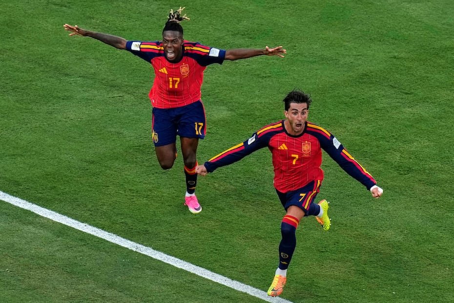 Ferrán Torres (7), de España, festeja tras anotar el gol de la coronación ante Argentina en la final mundialista.