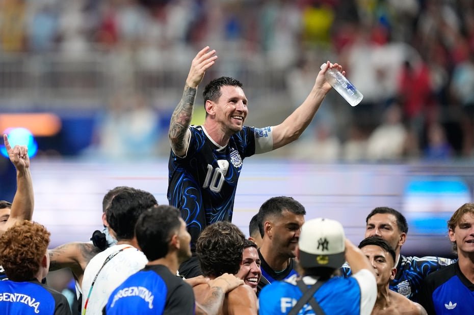 Lionel Messi es cargado por sus compañeros de equipo en la celebración argentina.