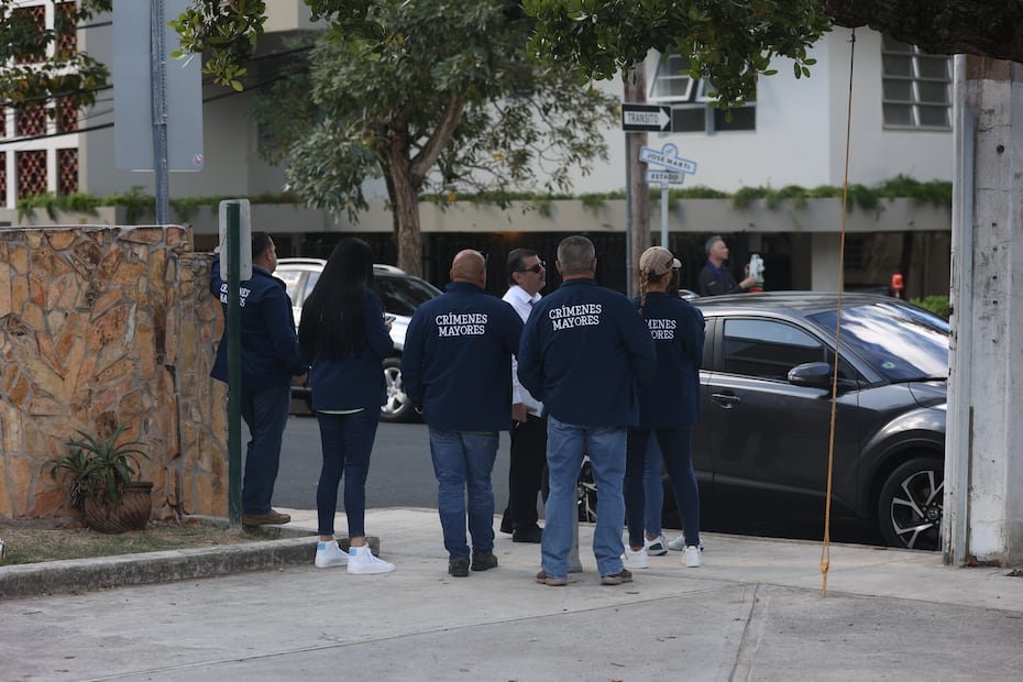 Foto del 31 de marzo de 2023, cuando ingenieros tomaron medidas en el condominio Santa Teresita de Miramar, en San Juan, como parte de la investigación de la muerte del abogado Carlos Cotto Cartagena.