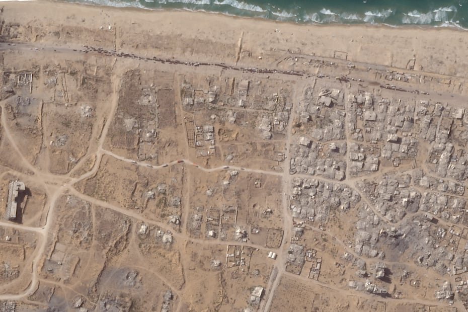 Una imagen de satélite de la firma Planet Labs PBC, muestra una fila de vehículos en una carretera junto a la costa que se dirigían el sábado al norte, hacia la Ciudad de Gaza.