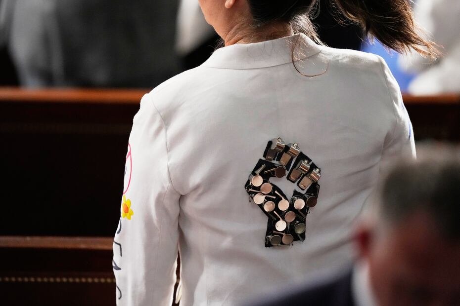 Al dorso de su chaqueta, Tokuda también mostró un puño confeccionado con pitos.