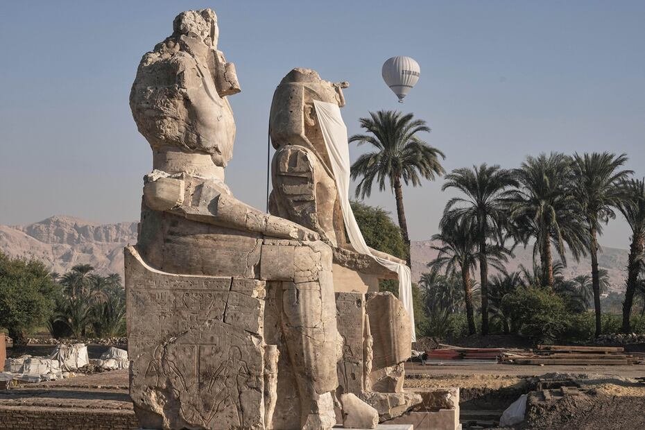 El faraón, cuya momia se exhibe en un museo de El Cairo, gobernó entre 1390 y 1353 a.C., un período pacífico conocido por su prosperidad y grandes construcciones, incluyendo su templo mortuorio, donde se encuentran los Colosos de Memnón, y otro templo, Soleb, en Nubia.