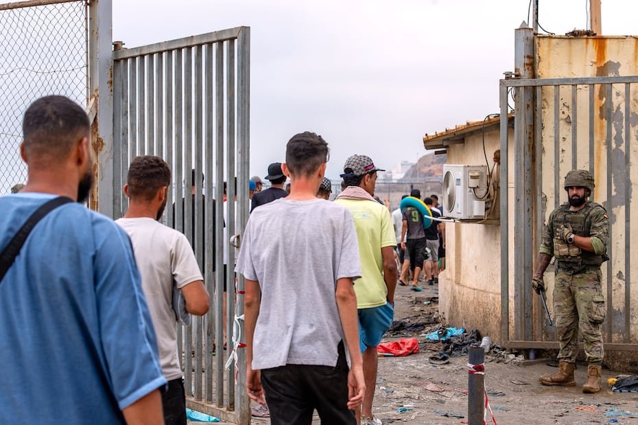 Ceuta y el territorio español más extenso, Melilla, situado unos 400 kilómetros (250 millas) más al este, se encuentran en la franja septentrional de la costa mediterránea, en el extremo norte de África.