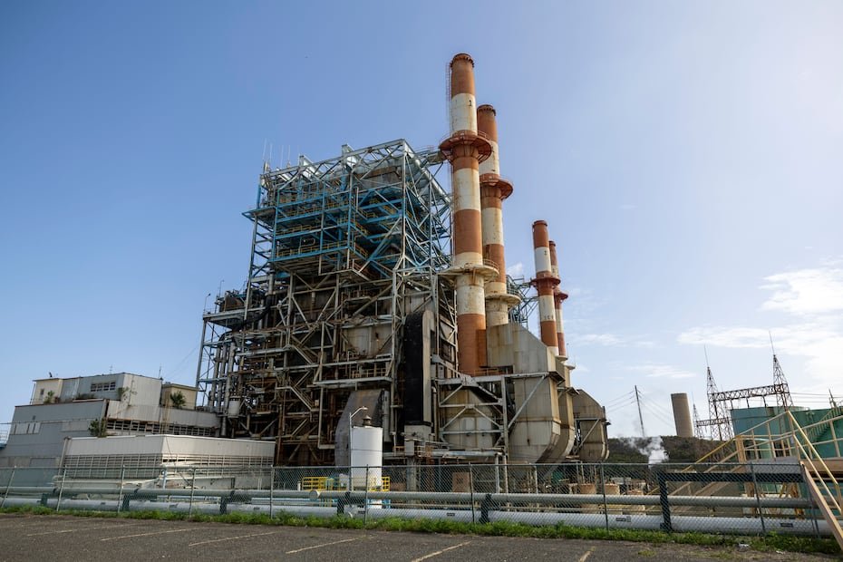 La central Aguirre, en Salinas, consiste de dos unidades base de 450 megavatios (MW) cada una, inauguradas en 1971. Además, la instalación cuenta con dos unidades de ciclo combinado, con capacidad nominal de 592 MW, que al presente enfrentan limitaciones mayores en su operación.
