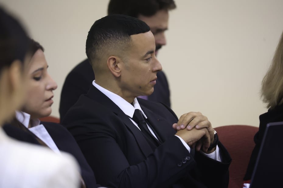 El juez Anthony Cuevas Ramos decretó un receso para que las partes puedan reunirse. El letrado le dijo a la parte demandada que someta una declaración jurada y/o carta gerencial donde detalle los documentos que han entregado hasta el momento. Si no tienen más documentos para someter, el juez dijo que deben establecerlo en el documento. "En caso de que no tengan más documentos de las corporaciones, ahí mismo va a establecerlo", comentó Cuevas Ramos.
