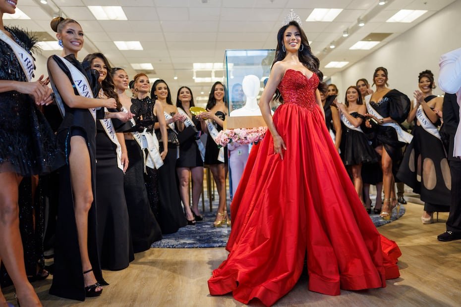 La actual Miss Universe Puerto Rico, Zashely Alicea presentó la nueva pieza diseñada en oro blanco pulido de 14 quilates.