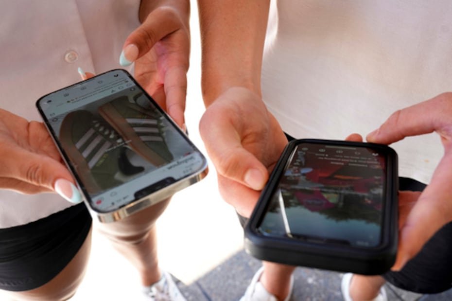 En Francia, legisladores aprobaron en enero un proyecto de ley que prohíbe las redes sociales a los menores de 15 años, allanando el camino para que la medida entre en vigor al comienzo del próximo curso escolar en septiembre.