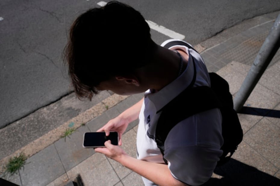 El pasado 10 de diciembre de 2025 -si bien algunas plataformas comenzaron a aplicar la medida el 4 de ese mes- Australia dio un paso inédito al poner en marcha el veto generalizado para menores de 16 años en las redes sociales.