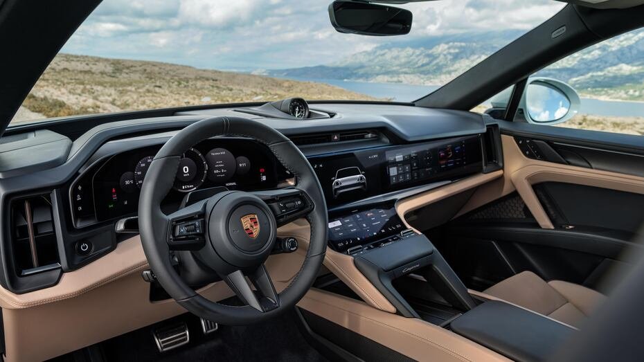 En su interior, el Porsche Cayenne Coupé Electric integra el sistema Porsche Driver Experience con pantallas digitales avanzadas, personalización mediante ‘widgets’ y funciones como ‘head-up display’ con realidad aumentada.
