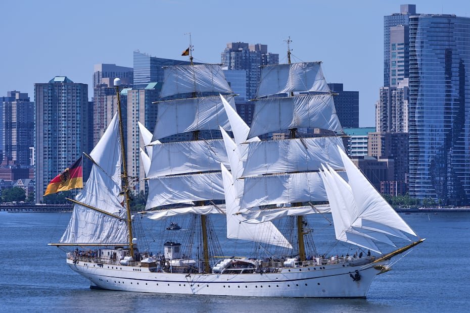 El velero alemán Gorch Fock avanzó por el río Hudson durante el Desfile Internacional de Veleros en New York.