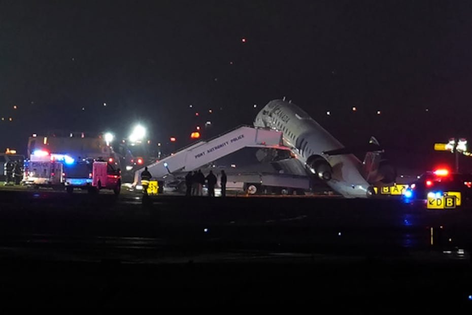 El piloto y el copiloto murieron en la colisión, que aplastó el morro del avión.