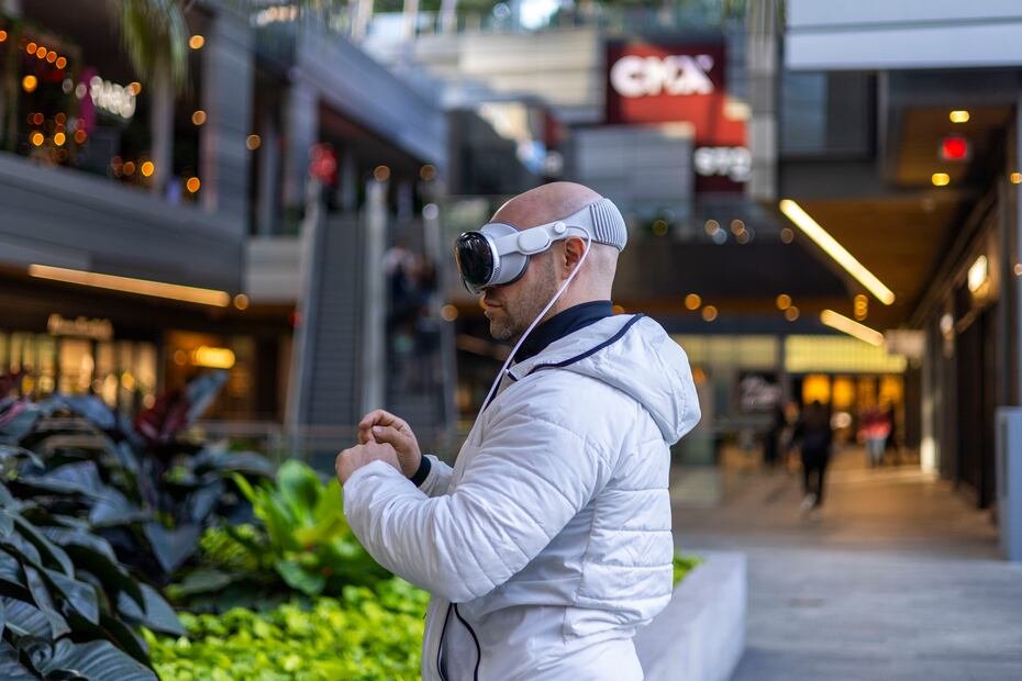 Cook también lanzó Apple Vision Pro, el cual es un visor de "computación espacial" que combina realidad virtual y aumentada.