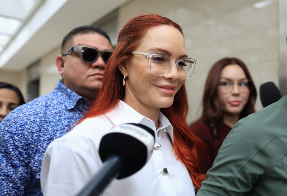 A su llegada al Tribunal de San Juan, la esposa de Daddy Yankee, Mireddys González, acompañada de su hermana Ayeicha González, aseguró que en su "momento contará la otra parte de la historia" sobre el pleito legal que enfrenta con el exponente urbano. González y su hermana llegaron poco antes de las 10:00 a.m. a la sala de 904 del por el juez superior Anthony Cuevas Ramos, del Tribunal de San Juan.