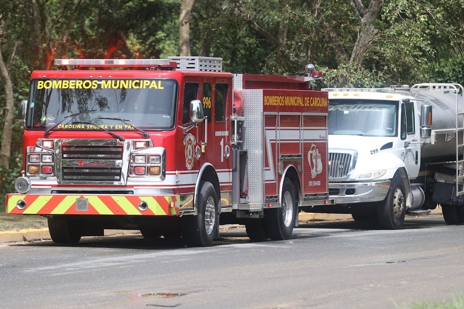 El capitán Orlando Requena informó que el incendio se localiza en la parte trasera de lo que es el vertedero en Carolina.