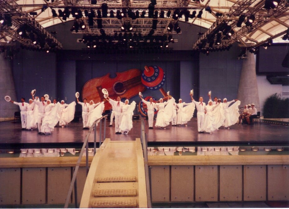 La compañía folclórica y de teatro se ha dedicado, desde hace más de 50 años, a promover y difundir por el mundo entero lo que somos a nivel musical, representando a la isla en más de 50 países en América, Asia y Europa. La foto es de una presentación en Sevilla, en 1992.