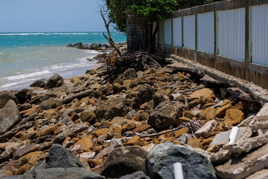 El decreto es extensivo a “la costa norte de Puerto Rico”, pero no define los límites al este y oeste.