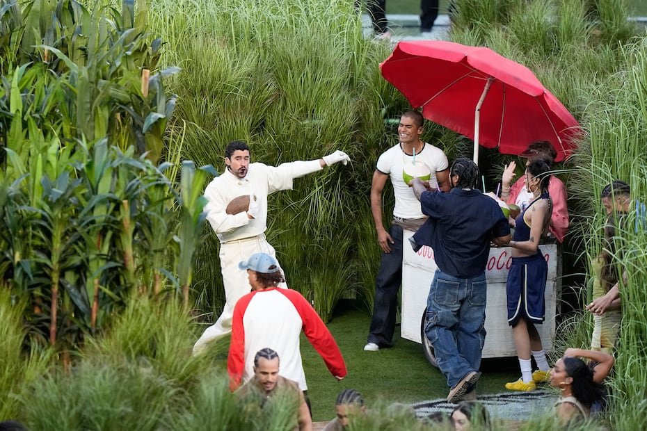 Bad Bunny salta al campo para cantar durante el medio tiempo del Super Bowl 60 de la NFL entre los New England Patriots y los Seattle Seahawks, el domingo 8 de febrero de 2026, en Santa Clara, California. (Foto AP/Godofredo A. Vásquez)
