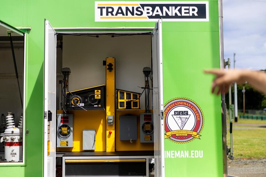 El centro cuenta, además, con un laboratorio móvil con transformadores y sistemas de conexión que se traslada a municipios para capacitar personal que no puede viajar al campus.