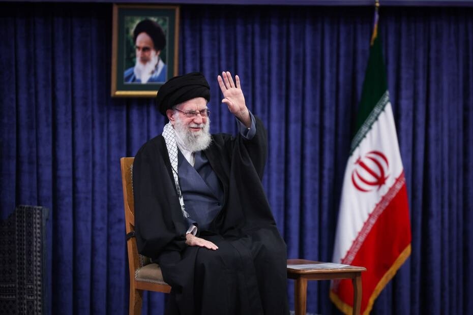 Mojtaba Jameneí se casó en 2004 con la fallecida Haddad Adel, hija de Gholam-Ali Haddad Adel, expresidente del parlamento iraní (2004-2008), y tuvo tres hijos. En la foto, una imagen del fallecido ayatolá y padre de Mojtaba, Alí Jameneí.