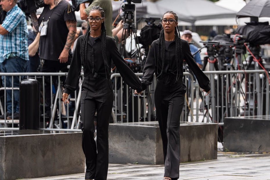 D'Lila Combs y Jessie Combs, hijas de Sean “Diddy” Combs, llegan al tribunal el miércoles 2 de julio de 2025, en Nueva York. (AP Photo/Yuki Iwamura)