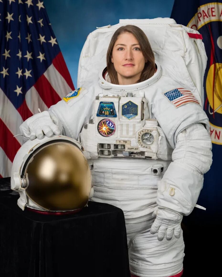 La especialista de misión Christina Hammock Koch es una ingeniera estadounidense y astronauta de la NASA desde 2013. Obtuvo una licenciatura en ingeniería eléctrica y física, y una maestría en ingeniería eléctrica.