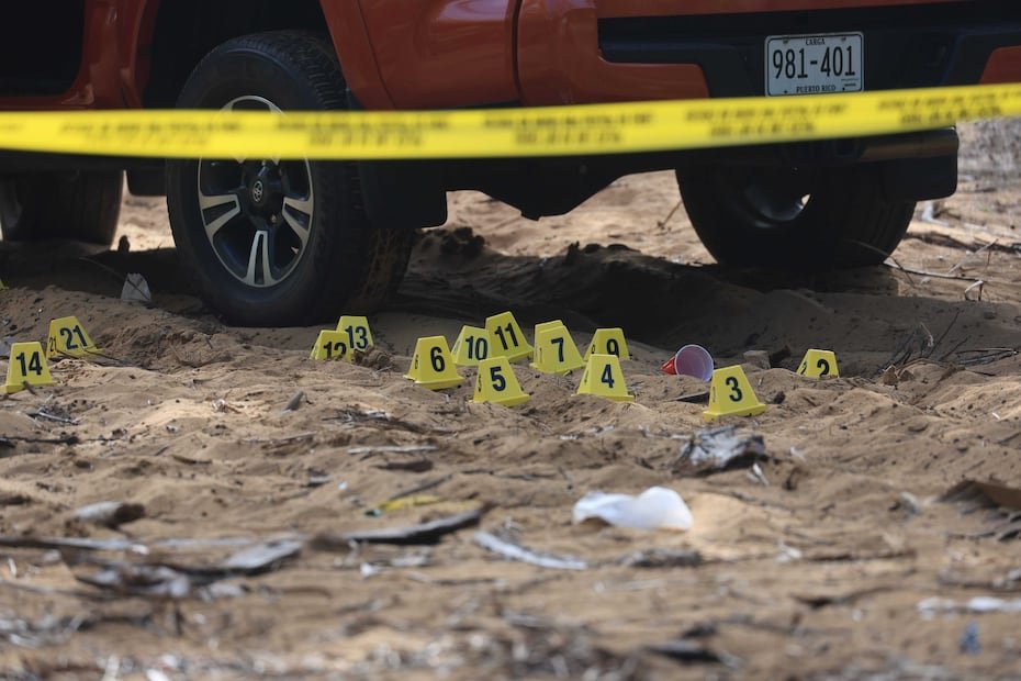 La puerta abierta del pasajero trasero izquierdo y los casquillos encontrados fuera del vehículo debajo de esa puerta sugieren que el pistolero habría disparado desde ahí a la víctima.