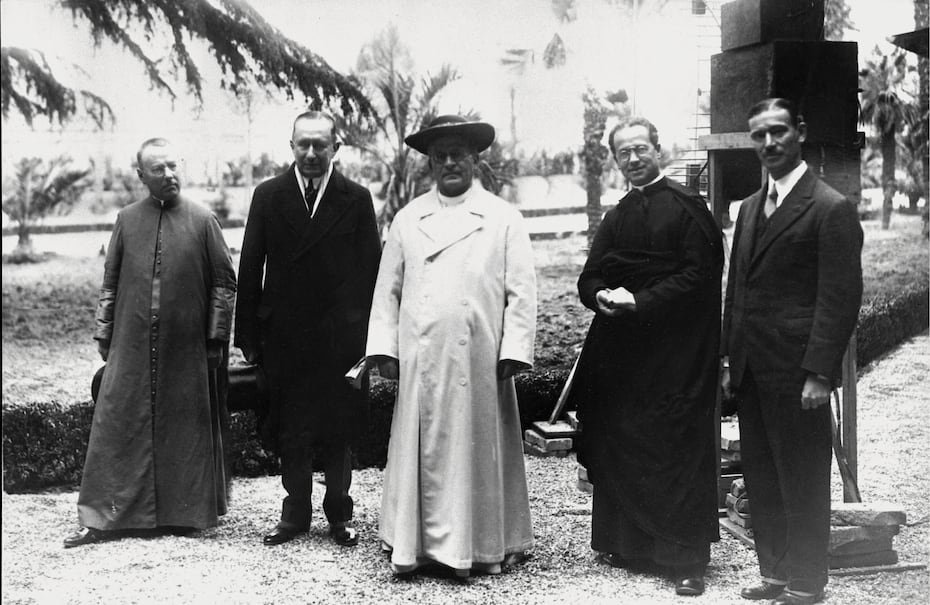 En 1931, el papa Pío XI (en el centro) inauguró Radio Vaticano pronunciando ante sus micrófonos el primer radio mensaje pontificio de la historia.