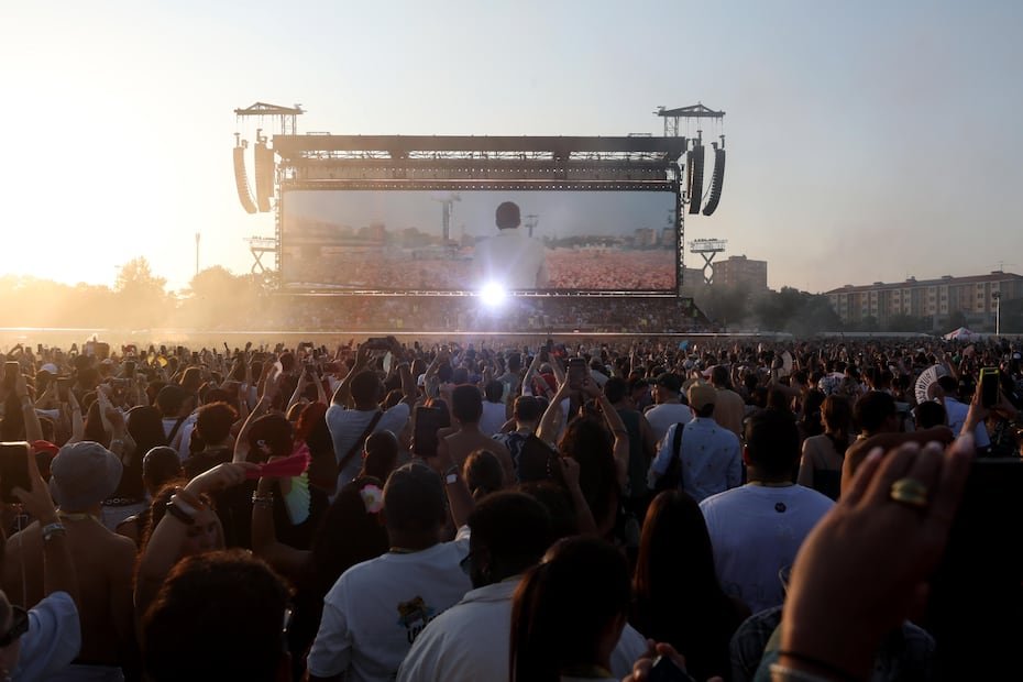 Bad Bunny convirtió el Ippodromo SNAI La Maura en una fiesta boricua ante cerca de 80,000 fanáticos que celebraron cada canción del “DeBÍ TiRAR MáS FOToS World Tour”. EFE/EPA/MATTEO BAZZI