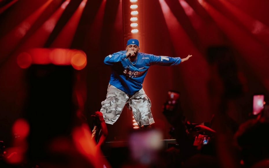 Eladio Carrión (6 de junio) El rapero y trapero puertorriqueño se convirtió en uno de los invitados más celebrados de la residencia al compartir escenario con Bad Bunny en una noche marcada por la energía y las colaboraciones urbanas. Foto de archivo