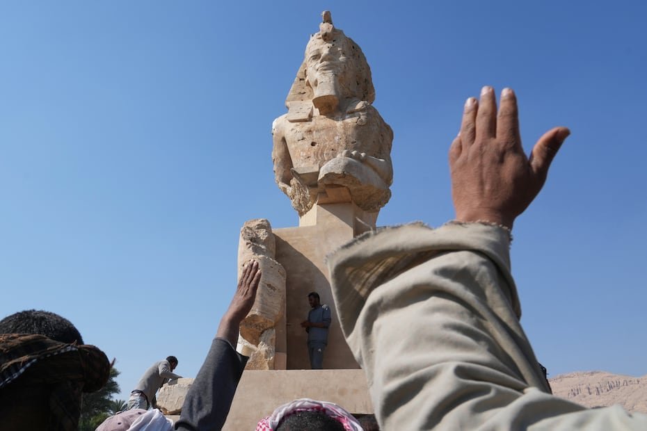 Las gigantescas estatuas de alabastro, conocidas como los Colosos de Memnón, fueron reensambladas en un proyecto de renovación que duró aproximadamente dos décadas.