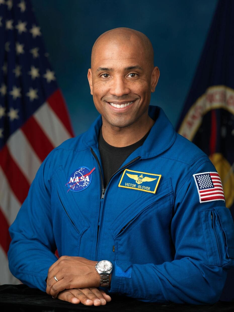 El piloto de la misión, Victor Jerome Glover, Jr., es capitán de la Armada de los Estados Unidos, piloto de pruebas y astronauta del Grupo 21 de Astronautas de la NASA. Fue el piloto del primer vuelo operativo de la cápsula Crew Dragon de SpaceX a la Estación Espacial Internacional.