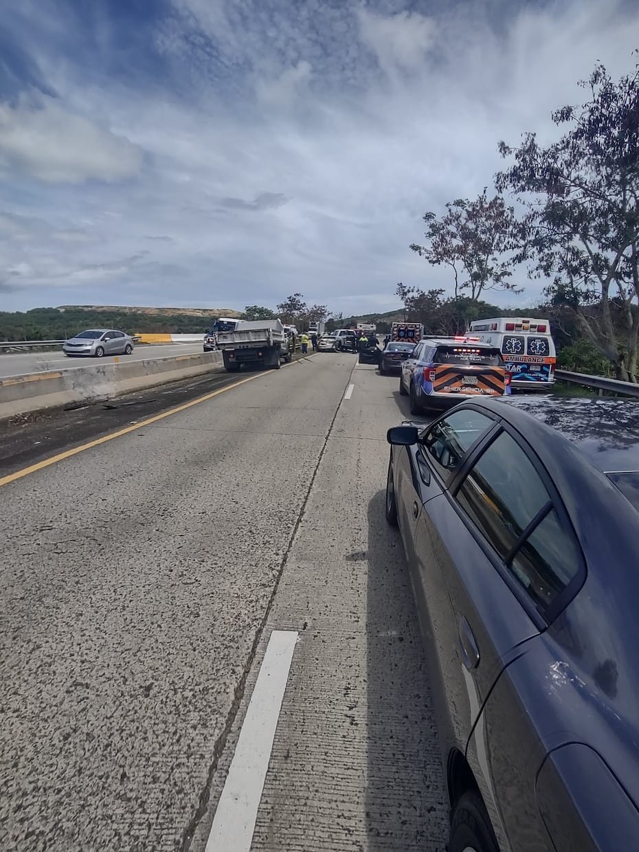 Un empleado de la Autoridad de Carreteras y Transportación murió y cuatro resultaron heridos esta tarde tras ser atropellados por un conductor en la carretera PR-30 a la altura del kilómetro 29, en Humacao.