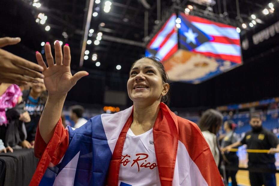 Pamela Rosado celebra con los fanáticos.