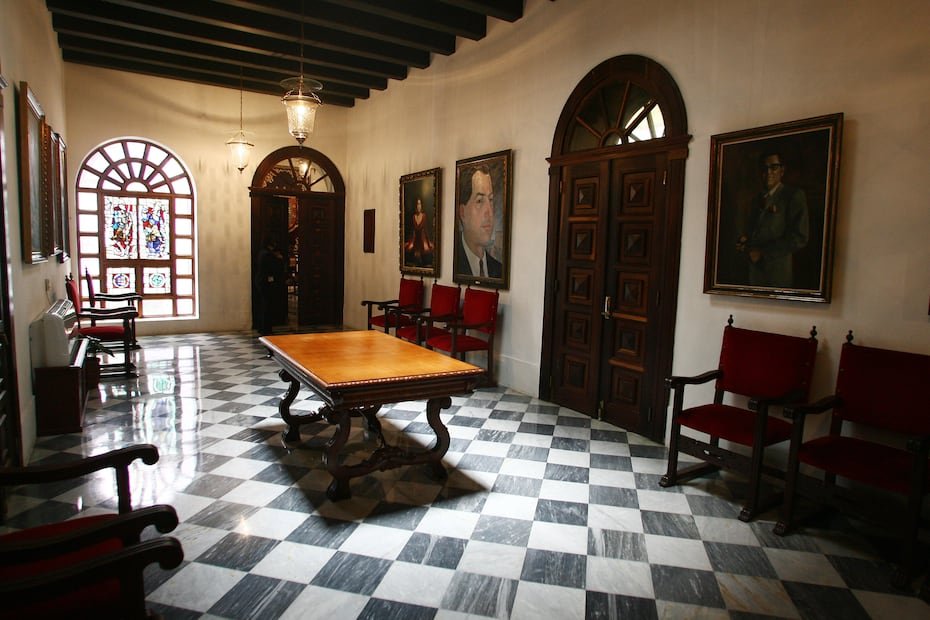 Salón de los Gobernadores. Al final de su término, cada mandatario cuelga un retrato oficial suyo aquí.