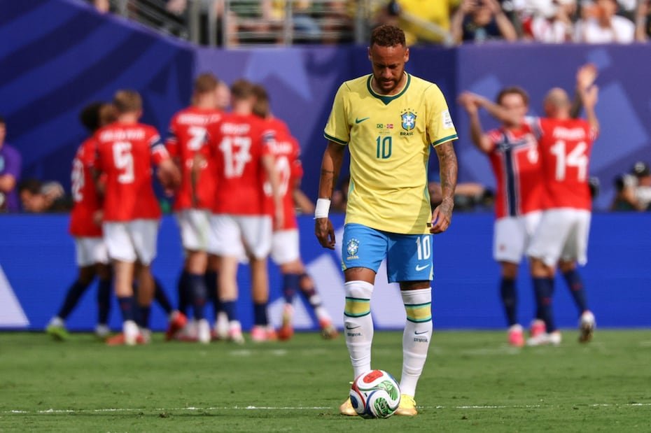 Neymar, de Brasil, se lamenta después de que Erling Haaland anotara uno de los dos goles de Noruega.