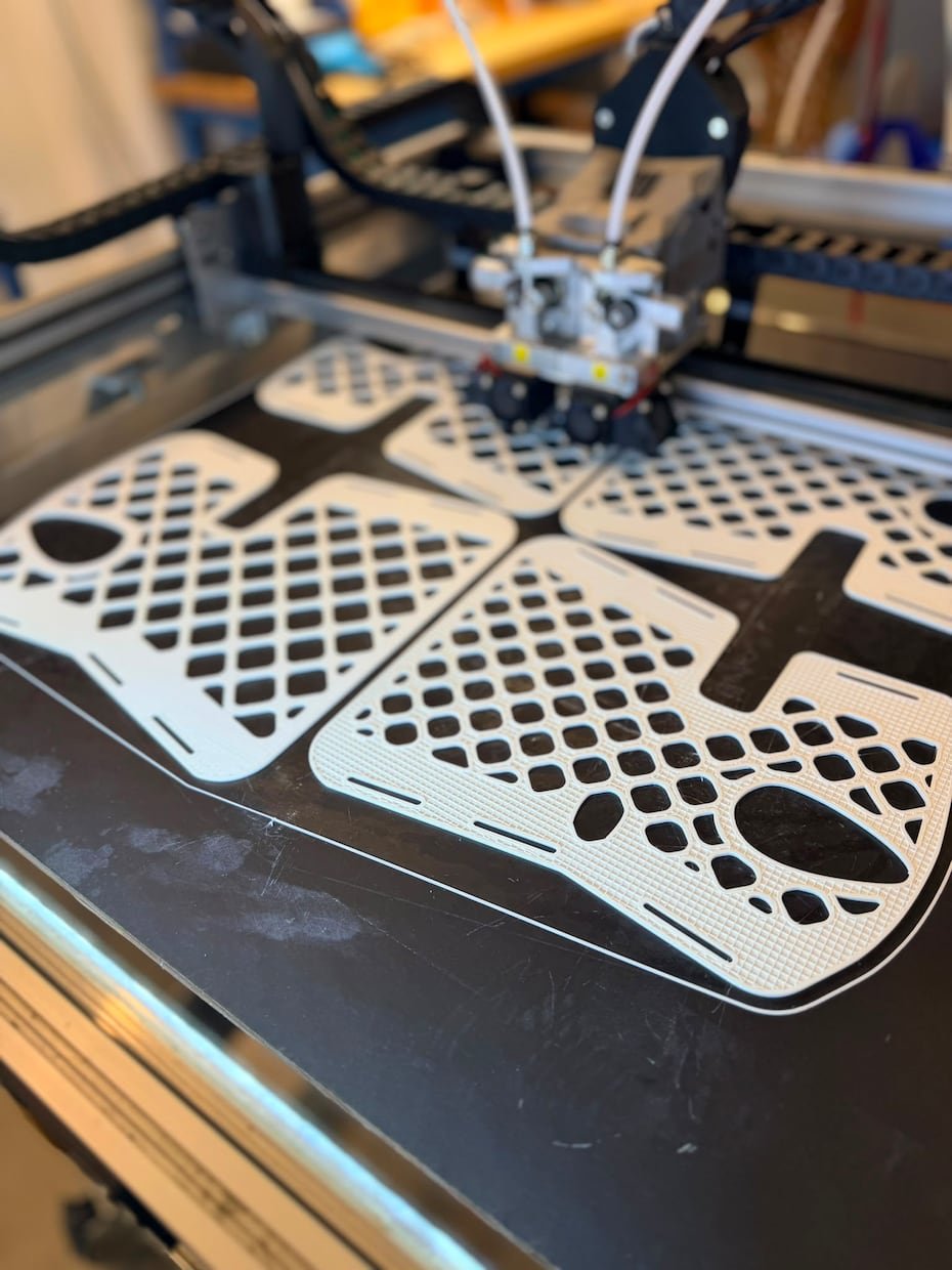 Al tener equipos de gran capacidad, como los Gigabots de la empresa re-3D, en Engine-4 se pueden producir múltiples férulas por tirada.