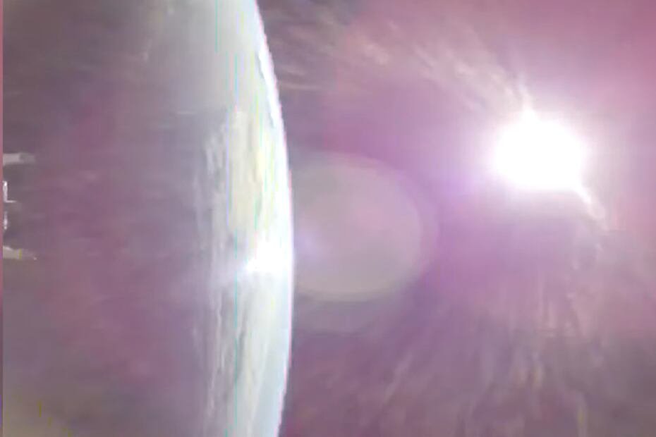Esta imagen, tomada de un video proporcionado por la NASA, muestra la Tierra, a la izquierda, desde la nave Orion de la NASA mientras encendía sus motores en ruta hacia la Luna.