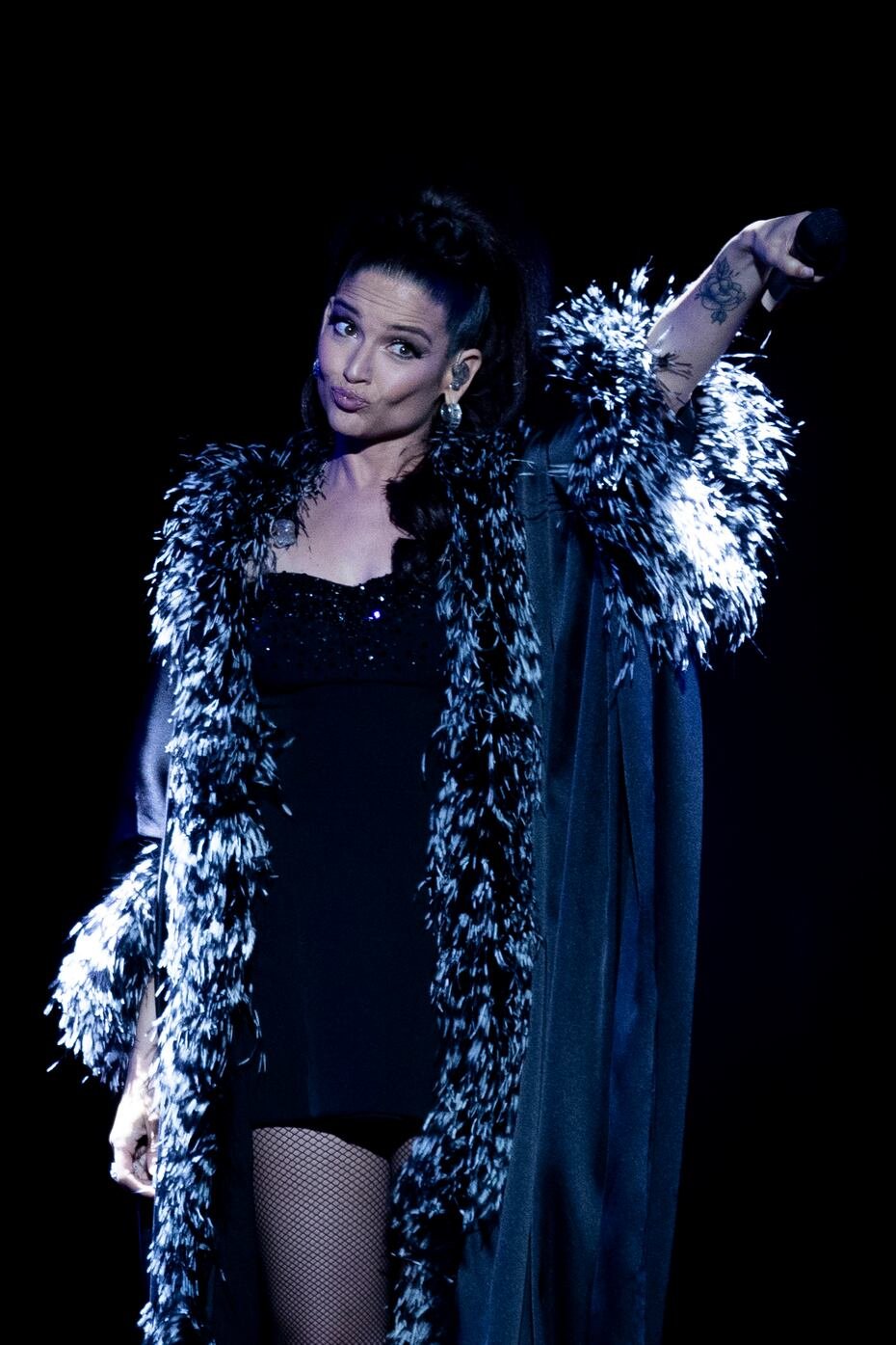Vestida de negro, con uno de sus característicos moños postizos y sonrisa de oreja a oreja, la galardonada con el Grammy y el Grammy Latino cantó “¿Dónde irán?”.