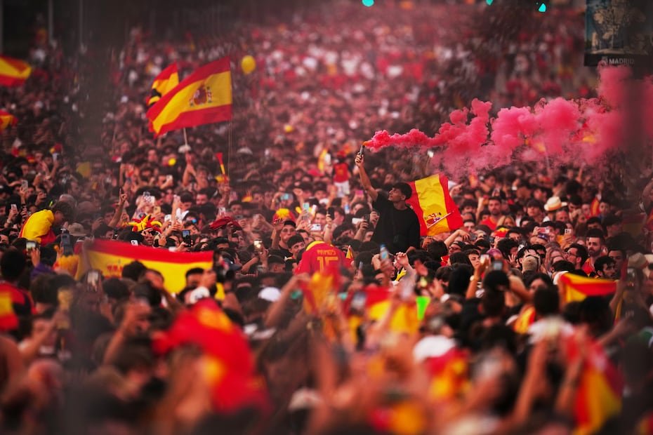 Millones de españoles aguardan la llegada de La Roja a Cibeles.