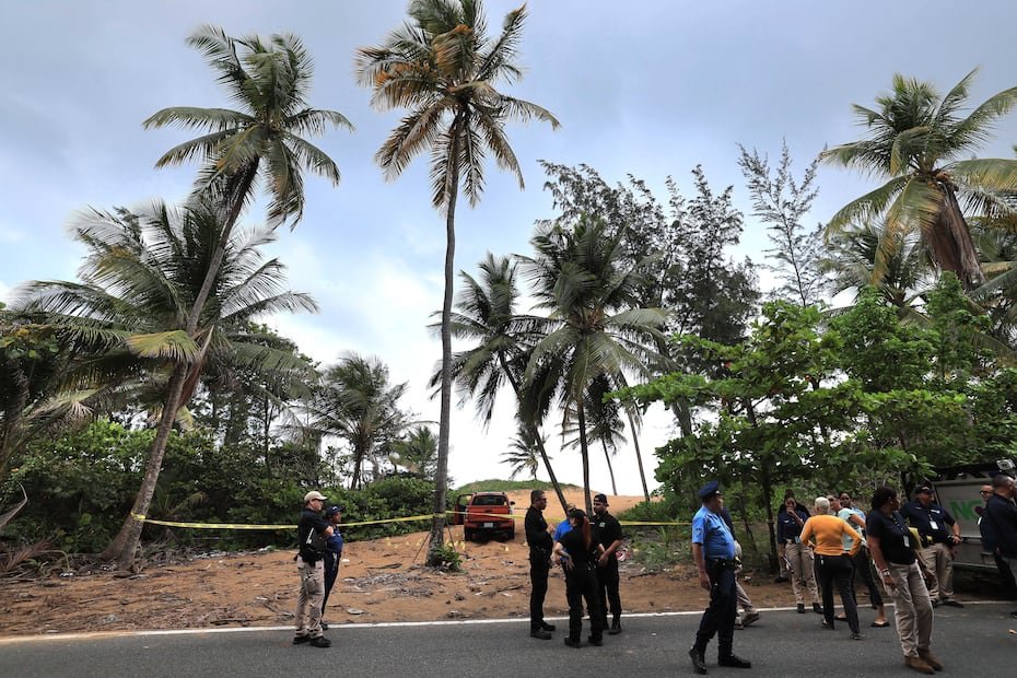 El vehículo con los dos cuerpos fue hallado en uno de los caminos de arena que llevan a la playa desde la PR-187.