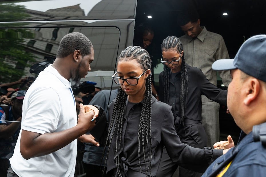 Dos de las hijas del rapero estadounidense Sean 'Diddy Combs' fueron captadas este miércoles, 2 de julio, a su llegada a una corte federal de EE.UU., antes de conocerse el veredicto del jurado por el caso en contra del artista por presunto tráfico sexual, en Nueva York (NY, EE.UU.) EFE/Justin Lane