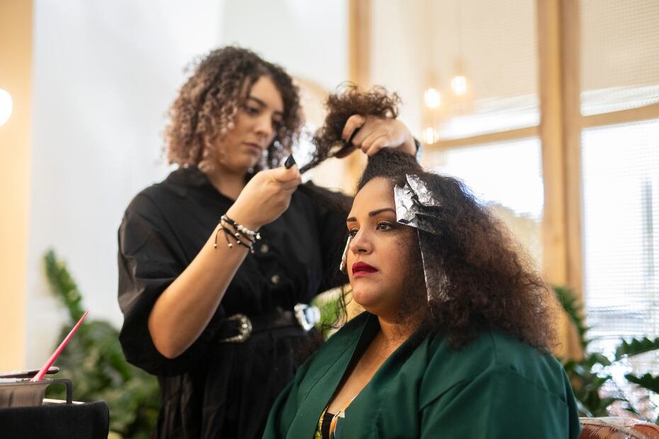 "La realidad es que la chef trataba su cabello como ella mejor pensaba, que era recogerlo mojado y muchas veces el cabello se pudre y se parte. Así que ya está en buenas manos”, dijo Laura Om a El Nuevo Día.