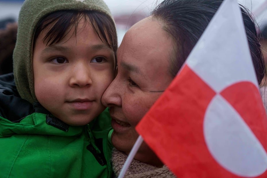 Marie Pedersen, groenlandesa de 47 años, dijo que era importante llevar a sus hijos a la concentración "para demostrarles que se les permite hablar". Su hija de nueve años, Alaska, elaboró su propio cartel de "Groenlandia no se vende".