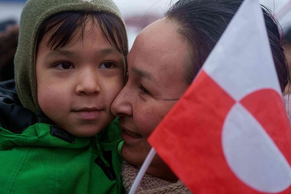 Marie Pedersen, groenlandesa de 47 años, dijo que era importante llevar a sus hijos a la concentración "para demostrarles que se les permite hablar". Su hija de nueve años, Alaska, elaboró su propio cartel de "Groenlandia no se vende".