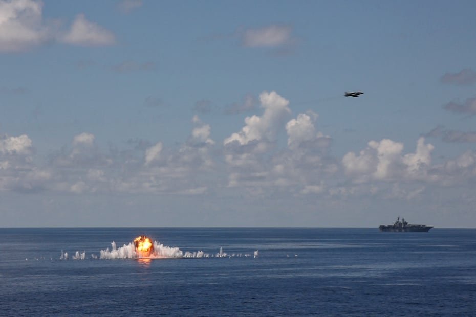 Más de un mes después, el Departamento de Defensa expuso imágenes que muestran la magnitud de los ejercicios militares en Puerto Rico y el Caribe. En esta imagen, un AV-8B Harrier II lleva a cabo una detonación tras despegar del buque de guerra USS Iwo Jima.