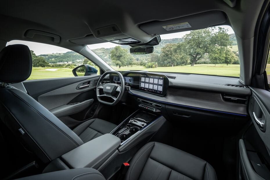 En su interior, el Audi Q3 adopta una experiencia digital inspirada en modelos de segmentos superiores, incluyendo nuevos controles en la columna de dirección, mayor espacio y sistemas avanzados de asistencia al conductor.