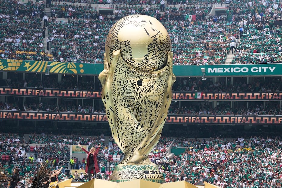 Con su emblemática canción "Oye mi amor", la agrupación originaria de Guadalajara, una de las sedes mundialistas en el país, se encargó de poner el ambiente previo al arranque del partido entre las selecciones de México y Sudáfrica, que marcará el inicio de esta inédita Copa del Mundo organizada de manera conjunta entre México, Estados Unidos y Canadá.