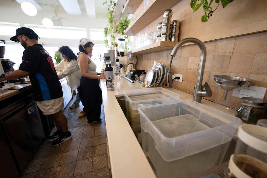 Otros restaurantes de la calle Loíza han recurrido a soluciones temporeras, como cubos y reservas de agua, para poder mantener las labores de limpieza y servicio.