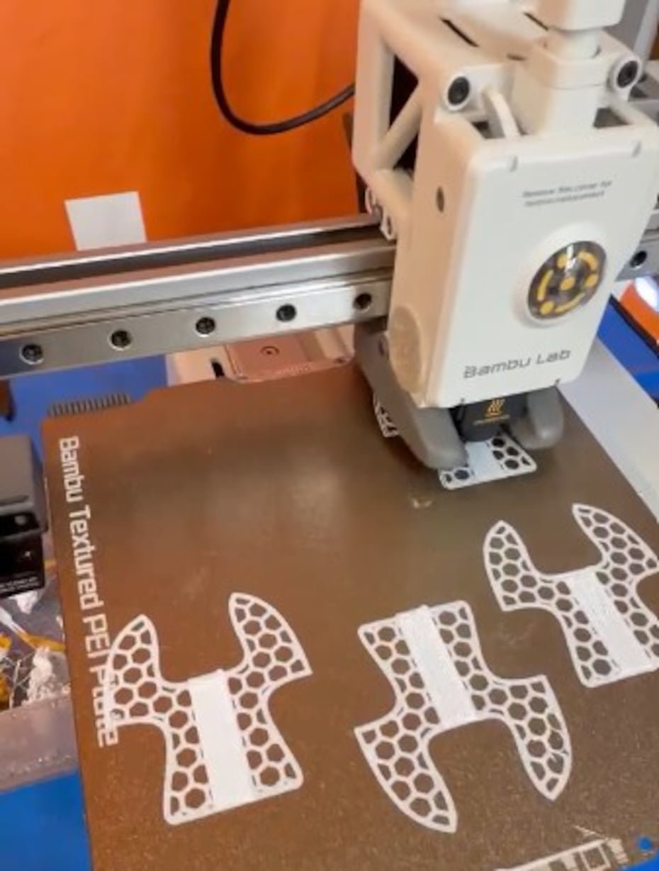 Las férulas (en inglés, "splints"), con un diseño abierto para que el personal médico pueda evaluar el progreso de las lesiones y la extremidad se mantenga ventilada, se imprimen con filamento de ácido poliláctico (PLA), un material liviano y biodegradable que aporta suficiente rigidez sin ser pesado.