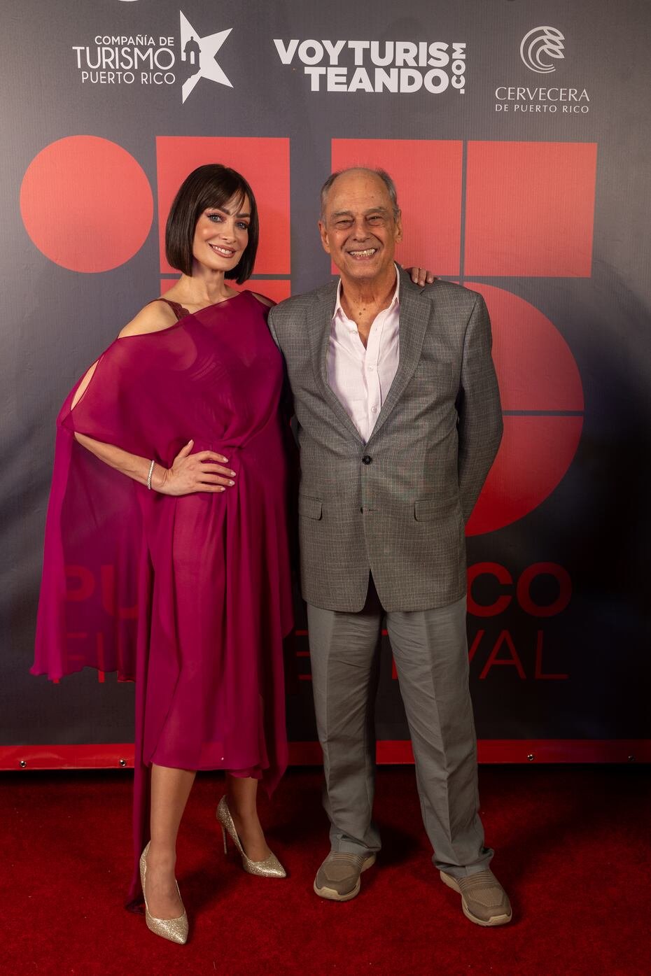 Dayanara Torres junto al homenajeado de la noche, el actor Daniel Lugo.